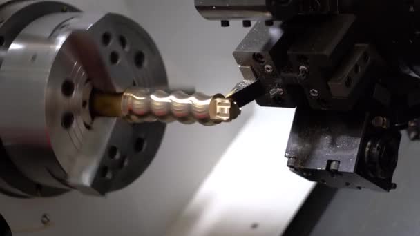 CNC frézka pro obrábění kovů. Řezání kovů moderní technologie zpracování. — Stock video