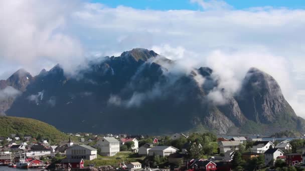 Lofoten är en ögrupp i det länet Nordland fylke i Norge. Är känd för en särskiljande natur med dramatiska berg och toppar, öppna havet och skyddade vikar, stränder och orörda landområden. — Stockvideo