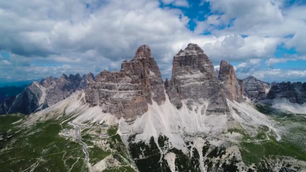 Parque Nacional de la Naturaleza Tre Cime En los Alpes Dolomitas. Hermosa naturaleza de Italia. Vuelos aéreos de aviones no tripulados FPV al atardecer — Vídeos de Stock