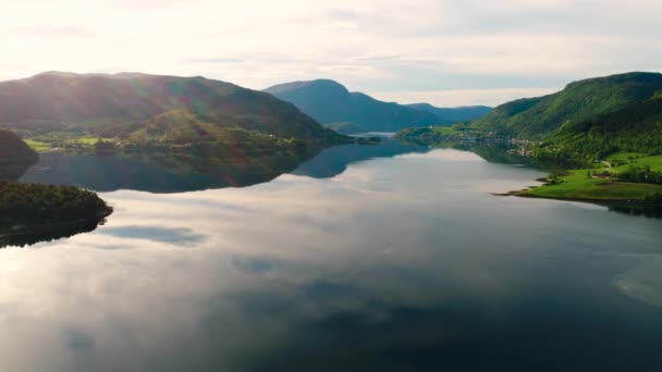 Havadan çekilen görüntüler Güzel Doğa Norveç. Hava FPV İHA uçuşları. — Stok video