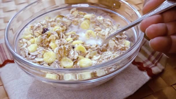 Muesli integrale di cereali in una ciotola per una deliziosa colazione mattutina con latte. Movimento lento con inseguimento a rotazione . — Video Stock