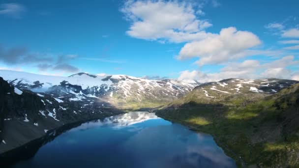 Havadan çekilen görüntüler Güzel Doğa Norveç. Göl ve fiyortların üzerinden uçuyor. Kuş bakışı görüş.. — Stok video