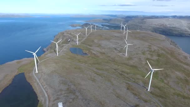 Molinos de viento para producción de energía eléctrica. Vista al Ártico Havoygavelen windmill park, Havoysund, Norte de Noruega Imágenes aéreas . — Vídeo de stock