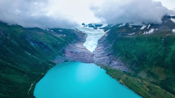 ノルウェーのスバルツェン氷河空中の景色。スバルツェン(Svartisen)は、ノルウェー北部に位置する2つの氷河の総称である。氷河からの水は収集され、水力発電に使用されます。. — ストック動画
