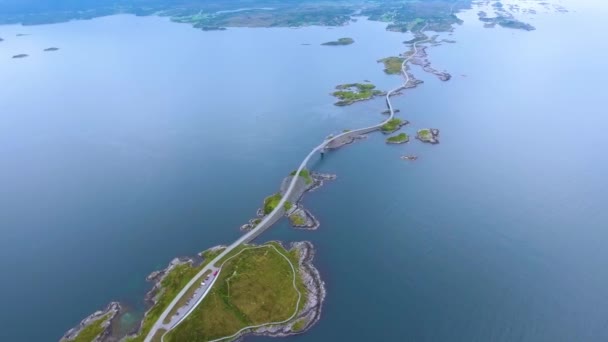 Voos aéreos de drones FPV. Atlantic Ocean Road ou Atlantic Road (Atlanterhavsveien) recebeu o título de (Construção Norueguesa do Século) ). — Vídeo de Stock