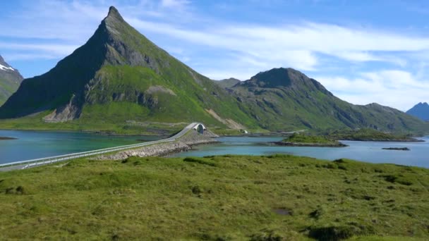 Lofoten bir adalar ilçe Nordland, Norveç içinde olduğunu. Dramatik dağlar ve tepeler, açık deniz ve korunaklı koyları, plajları ve bakir topraklar ile ayırt edici bir sahne için bilinen. — Stok video