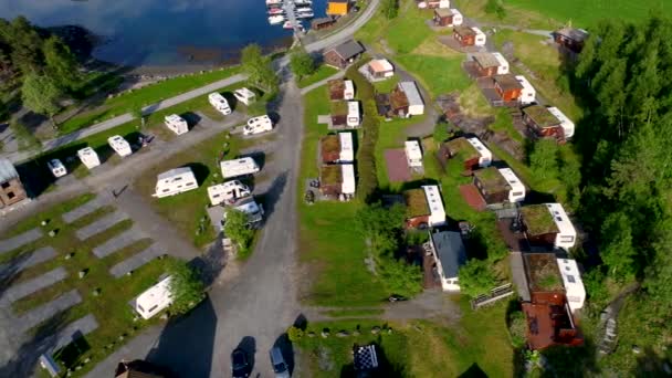 Schöne Naturlandschaft Norwegens. Luftaufnahme des Campingplatzes zum Entspannen. Familienurlaub, Urlaubsreise im Wohnmobil. — Stockvideo