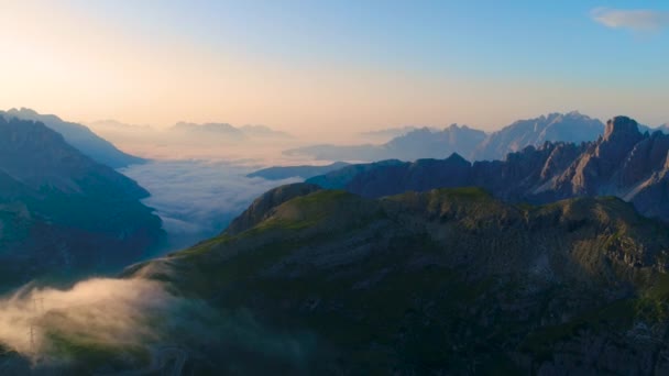 Parque Natural Nacional Tre Cime Nos Alpes das Dolomitas. Bela natureza da Itália. Voos aéreos de drones FPV ao pôr-do-sol — Vídeo de Stock