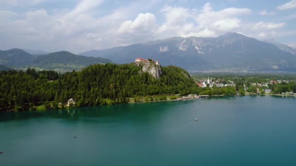 Slovenya - Aerial view tatil beldesi Bled Gölü. FPV insansız hava aracı fotoğrafçılığı. Slovenya Güzel Doğa Şatosu. — Stok video