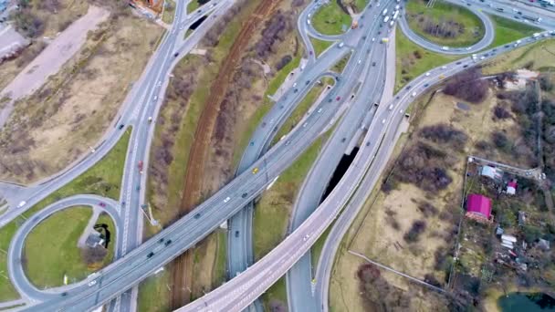 Vista aérea de una intersección de la autopista. Disparo en 4K (ultra alta definición (UHD) )) — Vídeos de Stock