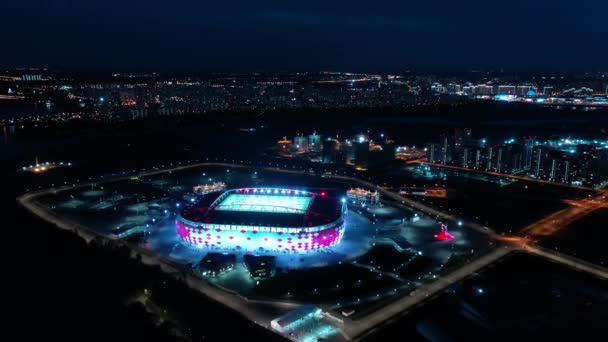 Nachtzicht vanuit de lucht op een kruispunt van snelweg en voetbalstadion Spartak Moscow Otkritie Arena — Stockvideo