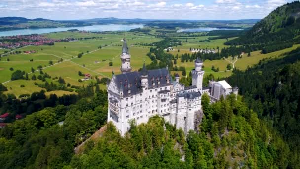 Hrad Neuschwanstein Bavorské Alpy Německo. Letecké lety FPV dronem. — Stock video