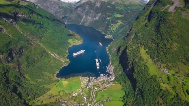 Кадр из фильма Nature Norway Aerial. Это 15-километровый (9,3 миль) длинный филиал от Sunnylvsfjorden, который является филиалом от Storfjorden (Великий фьорд ). — стоковое видео