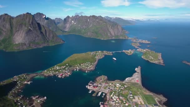 Лофотенские острова архипелаг в графстве Нордланд, Норвегия. Известен своими уникальными пейзажами с впечатляющими горами и пиками, открытым морем и защищенными бухтами, пляжами и нетронутыми землями . — стоковое видео