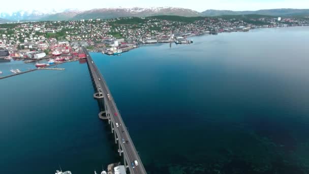 Tromso Köprüsü, Norveç hava fotoğrafçılığından hava görüntüleri. Tromso, nüfusu 50.000 'in üzerinde olan dünyanın en kuzeydeki şehri olarak kabul edilir.. — Stok video