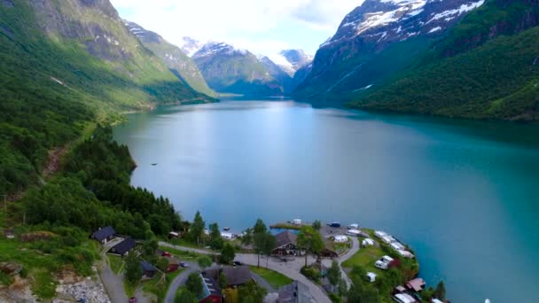 Piękna przyroda Krajobraz Norwegii. Widok z lotu ptaka na kemping na relaks. Podróże rodzinne, wakacje w kamperze RV. — Wideo stockowe