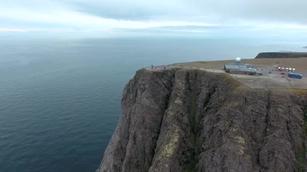 Letecké záběry z pobřeží Barentsova moře Severní mys (Nordkapp) v severním Norsku. — Stock video