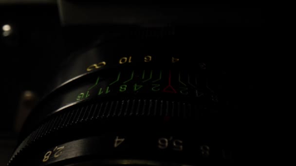 Macro close-up van de oude lens. — Stockvideo