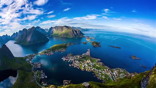 Lofoten è un arcipelago della contea di Nordland, in Norvegia. È noto per un paesaggio caratteristico con montagne e cime spettacolari, mare aperto e baie riparate, spiagge e terre incontaminate . — Video Stock