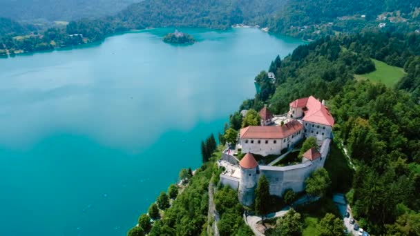 Eslovénia - Vista aérea resort Lake Bled. Fotografia aérea de drones FPV. Eslovenia bela natureza Castelo Bled . — Vídeo de Stock