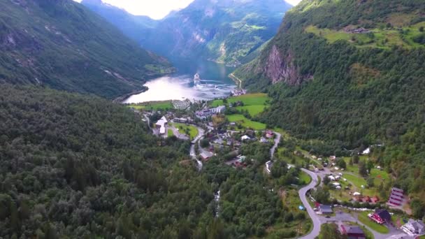 Geiranger Fiyort, Güzel Doğa Norveç Hava Görüntüleri. Storfjorden (Büyük Fiyort) 'un bir kolu olan Sunnylvsfjorden' den 15 km (9.3 mi) uzunluğunda bir daldır.). — Stok video