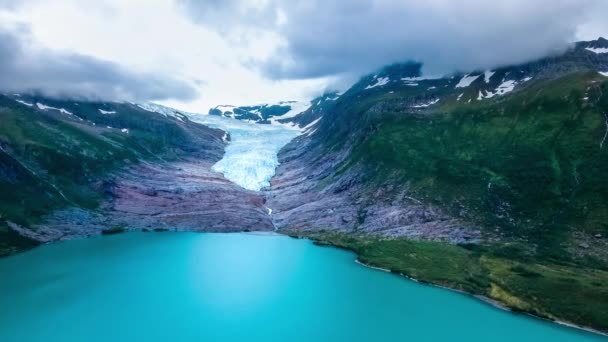 Lodowiec Svartisen w Norwegii Widok z lotu ptaka. Svartisen jest wspólnym terminem dla dwóch lodowców położonych w północnej Norwegii. Woda z lodowca jest zbierana i wykorzystywana do produkcji energii wodnej. — Wideo stockowe