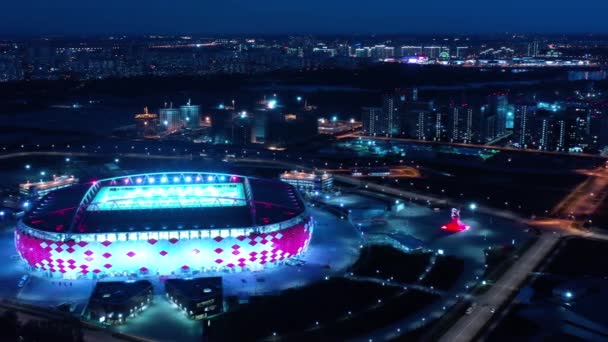 Vista aerea notturna di un incrocio autostrada e stadio di calcio Spartak Moscow Otkritie Arena — Video Stock