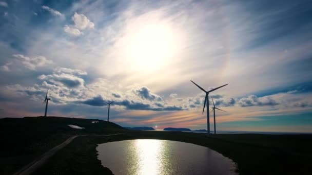 Windmühlen zur Stromerzeugung. Arctic View Windmühlenpark Havoygavelen, Havoysund, Nordnorwegen Luftaufnahmen. — Stockvideo