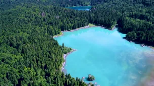 Lago di Fusine Superiore Itália Alpes. Voos aéreos de drones FPV . — Vídeo de Stock