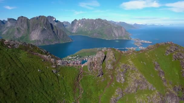 Lofoten é um arquipélago da Noruega localizado no condado de Nordland. É conhecido por um cenário distinto com montanhas e picos dramáticos, mar aberto e baías abrigadas, praias e terras intocadas . — Vídeo de Stock