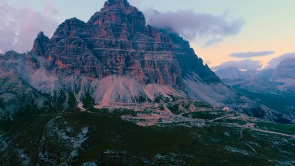 Parc naturel national Tre Cime Dans les Alpes des Dolomites. Belle nature de l'Italie. Vols aériens de drones FPV au coucher du soleil — Video