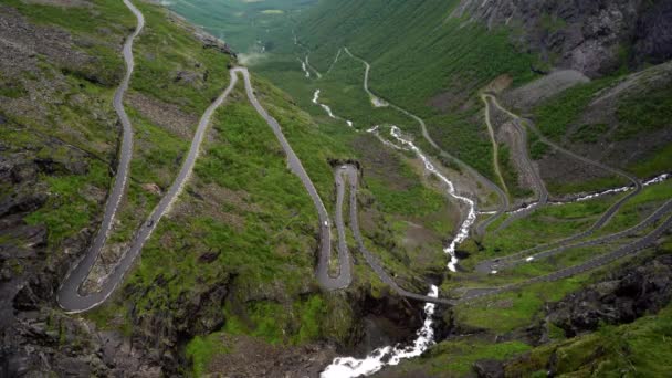 Troll's Path Trollstigen o Trollstigveien tortuosa strada di montagna in Norvegia. — Video Stock