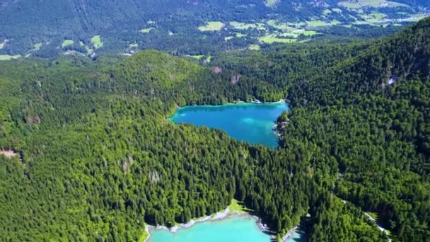 Jezero Lago di Fusine Superiore Itálie Alpy. Letecké lety FPV dronem. — Stock video