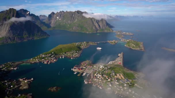 Lofoten es un archipiélago del condado de Nordland, Noruega. Es conocido por un paisaje distintivo con espectaculares montañas y picos, mar abierto y bahías protegidas, playas y tierras vírgenes . — Vídeos de Stock