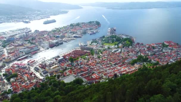 Bergen é um município da Noruega, localizado na região de Hordalândia. Bergen é a segunda maior cidade da Noruega. A vista da altura do voo das aves. Voos aéreos de drones FPV. — Vídeo de Stock