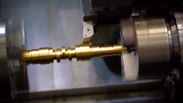 Metaalwerkende CNC malenmachine. Moderne metaalbewerkingstechnologie. — Stockvideo