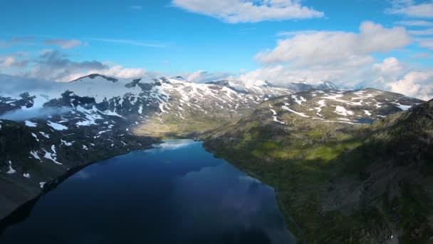 Havadan çekilen görüntüler Güzel Doğa Norveç. Göl ve fiyortların üzerinden uçuyor. Kuş bakışı görüş.. — Stok video