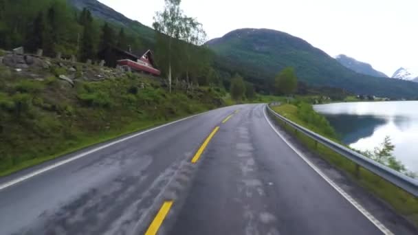 Автомобіль на дорозі в Норвегії — стокове відео