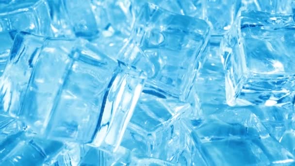 Кубики льоду крупним планом, абстрактний фон . — стокове відео