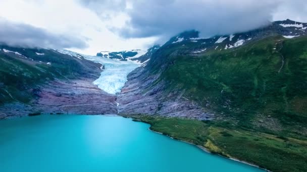 ノルウェーのスバルツェン氷河空中の景色。スバルツェン(Svartisen)は、ノルウェー北部に位置する2つの氷河の総称である。氷河からの水は収集され、水力発電に使用されます。. — ストック動画