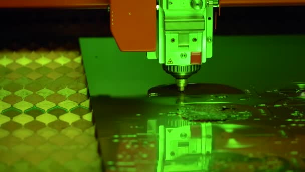 CNC-Laserschneiden von Metall, moderne Industrietechnologie. — Stockvideo