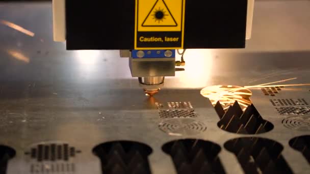 CNC Taglio laser di metallo, moderna tecnologia industriale. — Video Stock