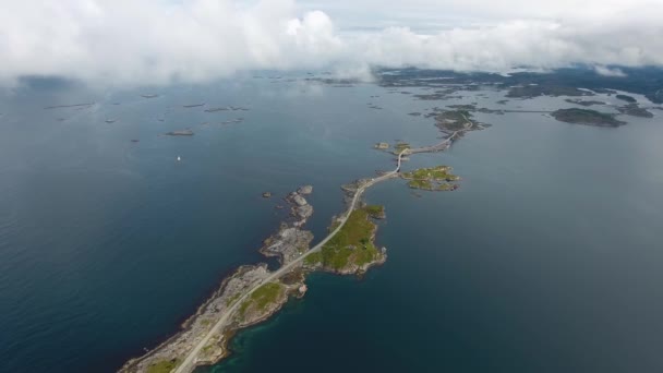 Atlantik Okyanusu Yolu veya Atlantik Yolu (Atlanterhavsveien) Norveç Yüzyılın İnşaatı olarak ödüllendirilmiştir ". Ulusal Turizm Rotası olarak sınıflandırılan yol." — Stok video