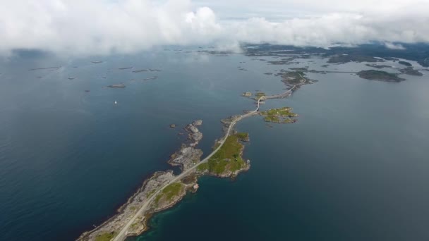 Atlantic Ocean Road of de Atlantic Road (Atlanterhavsveien) is bekroond met de titel Noorse constructie van de eeuw ". De weg geclassificeerd als een Nationale Toeristische Route." — Stockvideo