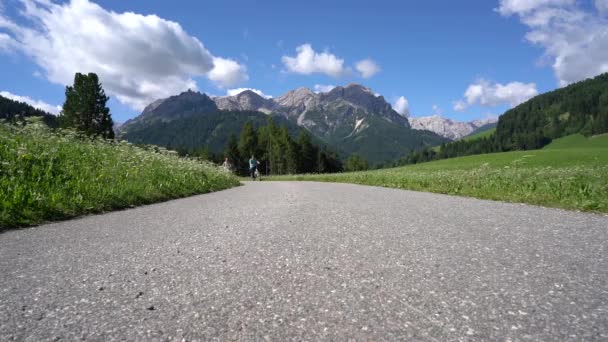 Casal mulher e homem em bicicleta elétrica eco ciclismo Itália Dolomites Alpes — Vídeo de Stock