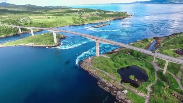 Δίνες του δίνη του Saltstraumen, Nordland, Νορβηγία εναέρια προβολή όμορφη φύση. Saltstraumen είναι ένα μικρό στενό με ένα από τα ισχυρότερα παλιρροιακά ρεύματα στον κόσμο. — Αρχείο Βίντεο