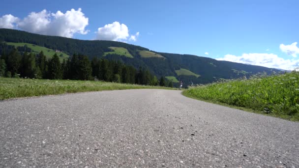 Casal mulher e homem em bicicleta elétrica eco ciclismo Itália Dolomites Alpes — Vídeo de Stock