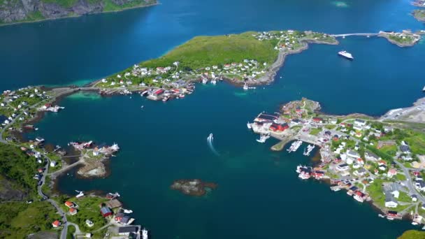 Nordland, Norveç 'teki Panorama Lofoten adaları. Dramatik dağlar ve tepeler, açık deniz ve korunaklı körfezler, plajlar ve el değmemiş topraklarla kendine özgü bir manzarası var.. — Stok video