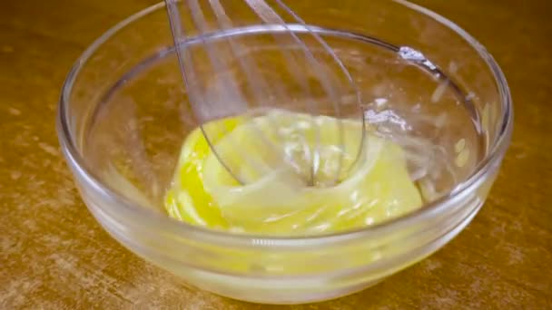 Crujientes copos de maíz amarillo en el tazón para la mañana un delicioso desayuno con leche. Movimiento lento con disparo de seguimiento de rotación . — Vídeos de Stock