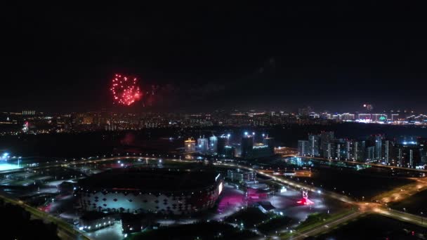 Moscovo à noite. Fogos de artifício festivos sobre a cidade noturna . — Vídeo de Stock